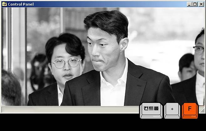 불법 촬영 혐의를 받는 축구선수 황의조(가운데)가 2024년 10월 16일 오전 서울 서초구 서울중앙지방법원에서 열린 성폭력범죄의 처벌 등에 관한 특례법 위반 혐의 관련 1차 공판에 출석하기 위해 법정으로 향하고 있다. 연합뉴스 공동취재