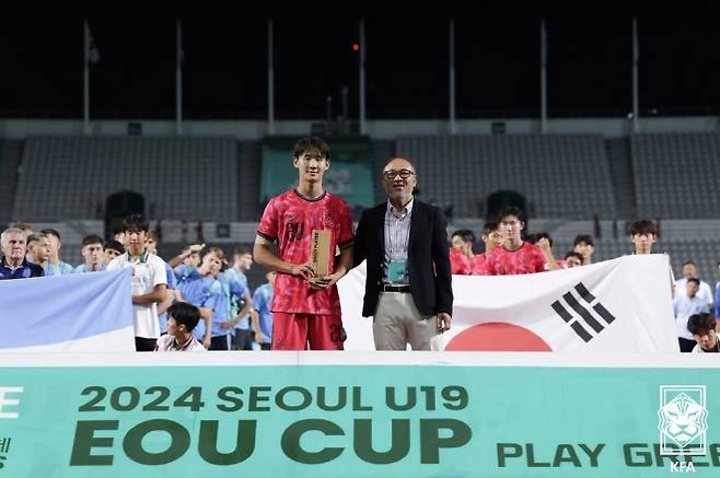 U-20 대표팀 핵심 수비수 신민하(사진 왼쪽). 사진=대한축구협회