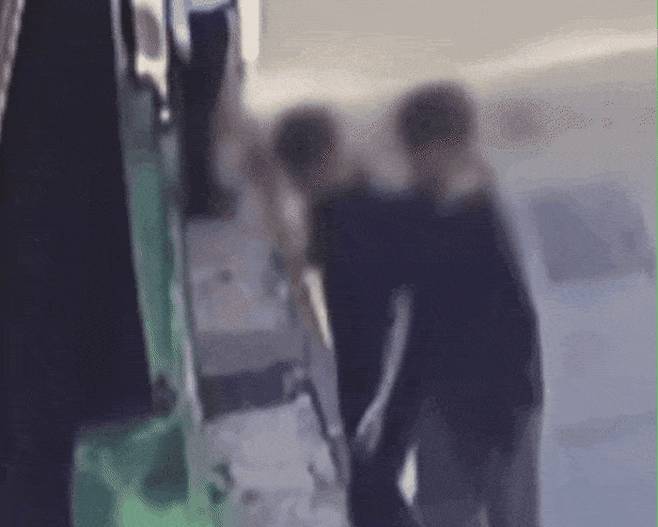 술에 취한 여성을 모텔로 끌고 들어가 강간하려한 남성 3명이 시민 신고로 덜미가 잡혔다. 사진은 여성을 끌고 들어가는 남성 무리 모습. /사진=채널A 갈무리