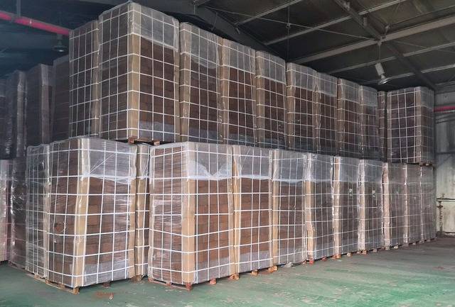 충북 진천에 있는 상토업체 ‘농경’의 원료창고에 인도산 코코피트가 쌓여 있다. 한국상토협회