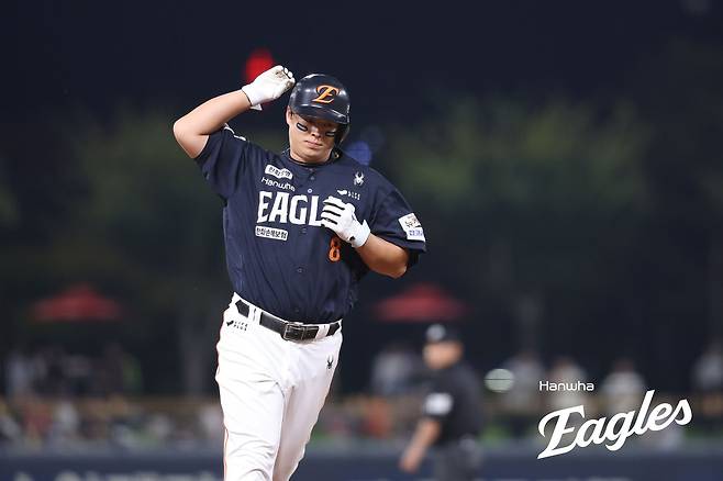 한화 노시환이 18일 광주 기아챔피언스필드에서 열린 KIA와 2025 프로야구 정규리그 원정 경기에서 4회초 솔로홈런을 친 뒤 세리머니를 하고 있다. 한화 이글스 제공