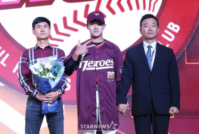 '2026 KBO 신인 드래프트'가 17일 서울 송파구 롯데호텔 월드 크리스탈볼룸에서 열렸다. 박한결(전주고)가 전체 10순위로 키움에 지명된 후 아버지, 허승필 단장과 기념촬영을 하고 있다. /사진=김진경 대기자