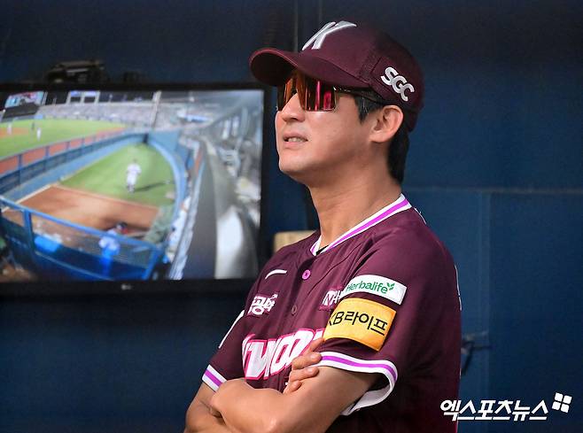 설종진 키우 히어로즈 감독대행은 18일 서울 잠실야구장에서 2025 신한 SOL Bank KBO리그 두산 베어스와 원정경기를 앞두고 취재진을 만나 안우진의 1군 등록이 다른 젊은 선수의 기회를 박탈한다는 일각의 우려에 "그 부분에 대해서는 저는 지장이 없다고 생각한다"고 정면 반박했다. 엑스포츠뉴스 DB