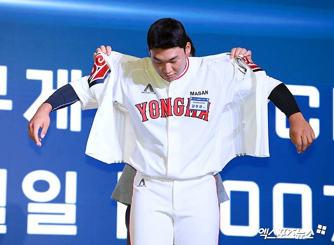 17일 오후 서울 송파구 롯데호텔 월드에서 열린 '2026 KBO 신인 드래프트'에 참석한 두산 베어스에서 김주오(마산용마고)가 1라운드 7순위로 지명된 뒤 유니폼을 착용하고 있다. 엑스포츠뉴스 DB