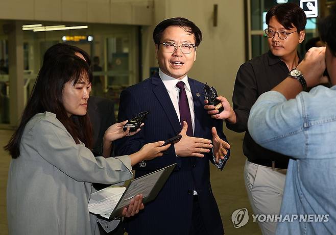 귀국한 여한구 통상교섭본부장 (영종도=연합뉴스) 김성민 기자 = 여한구 산업통상자원부 통상교섭본부장이 19일 오전 인천국제공항 제2여객터미널을 통해 귀국하며 취재진 질문에 답하고 있다. 2025.9.19 ksm7976@yna.co.kr