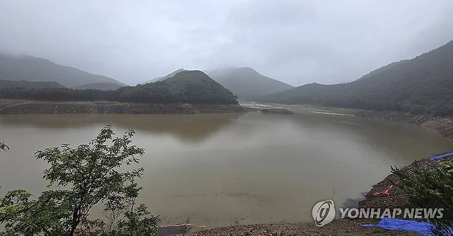 모처럼 저수율 상승한 오봉저수지 (강릉=연합뉴스) 유형재 기자 = 18일 극심한 가뭄을 겪는 강릉지역의 생활용수 87%를 공급하고 있는 상수원 오봉저수지에 이틀째 내린 비로 물이 차오르고 있다.
오봉저수지 저수율은 이날 오전 8시 기준 23.8%(평년 71.8%)로 전날보다 6.1%포인트 올랐다. 2025.9.18 yoo21@yna.co.kr