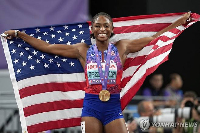 '단거리 스타 탄생' 제퍼슨, 100m 이어 200m도 우승 (도쿄 AP=연합뉴스) 제퍼슨이 19일 일본 도쿄 국립경기장에서 열린 2025 세계육상선수권 여자 200m 결선에서 우승한 뒤 세리머니를 하고 있다.