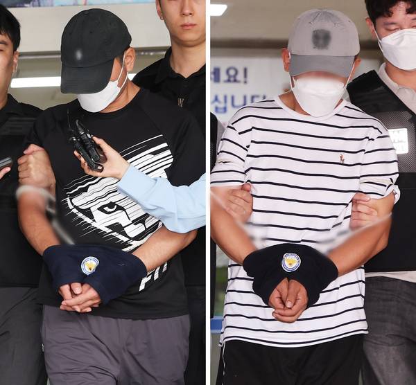 KT 무단 소액결제 사건의 피의자인 중국 국적 남성 A씨(왼쪽)와 B씨가 18일 구속 전 피의자 심문(영장실질심사)에 출석하기 위해 경기도 수원영통경찰서 유치장에서 나오고 있다. 2025.9.18 /연합뉴스