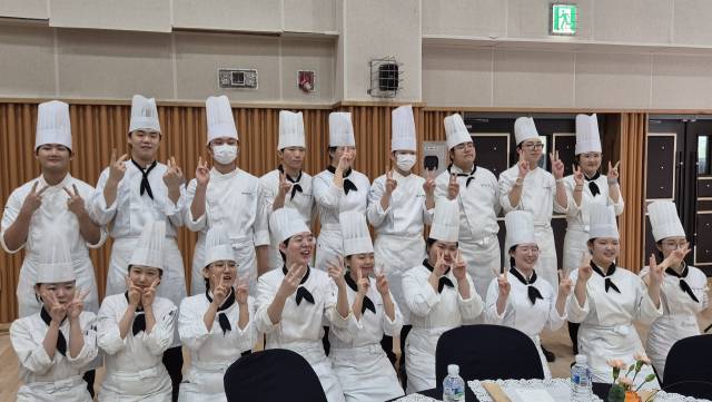 세종장영실고 외식조리과 3학년 학생들이 갈고닦은 요리 실력을 발휘해 부모님께 직접 만든 음식을 대접하며 특별한 감동을 선사했다. 사진=김일순 기자