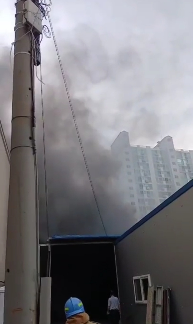 ▲ 19일 오후 대구 북구 침산동 한 자전거 판매매장 부품창고에서 불이 나 소방당국이 진화하고 있다. 대구소방안전본부 제공