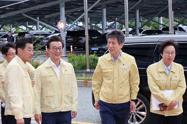 ▲ 포항시와 해양수산부가 19일 합동으로 영일만한 숙박 크루즈 운영지원 현장을 점검했다. 왼쪽부터 김일만 포항시의회 의장, 전재수 해양수산부 장관, 이강덕 포항시장, 최영숙 경북도 환동해지역본부장.