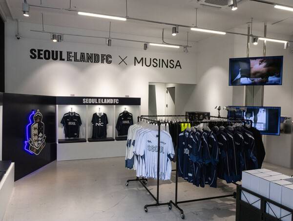 19일 서울 성동구 무신사 스페이스 성수3에서 프로축구 서울 이랜드와 온라인 패션 편집숍 무신사의 'One Drop, One Moment(원 드롭, 원 모먼트)' 팝업스토어가 열렸다. 팝업스토어 내 협업 한정판 의류 등이 전시되어 있다. /사진=서울 이랜드 제공