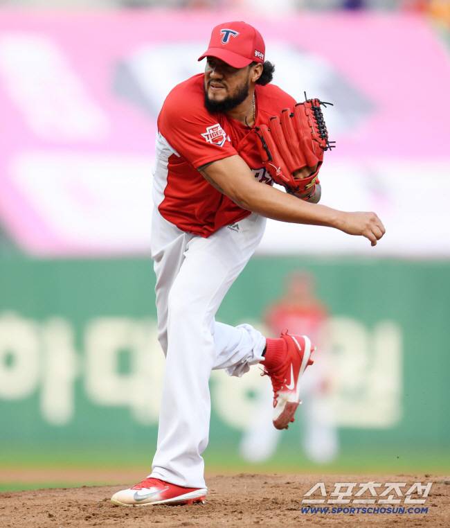 SK 와이번스와 KIA 타이거즈의 2018 KBO 리그 경기가 12일 인천 SK행복드림구장에서 열렸다. KIA 선발투수 헥터가 힘차게 공을 던지고 있다.
인천=허상욱 기자 wook@sportschosun.com/2018.08.12/