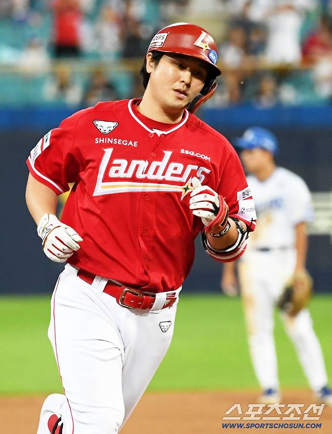 11일 대구 라이온즈파크에서 열린 삼성 라이온즈와 SSG 랜더스의 경기. 9회초 1사 SSG 최정이 솔로포를 날리며 10시즌 연속 20홈런 대기록을 달성했다. 대구=박재만 기자 pjm@sportschosun.com/2025.09.11/