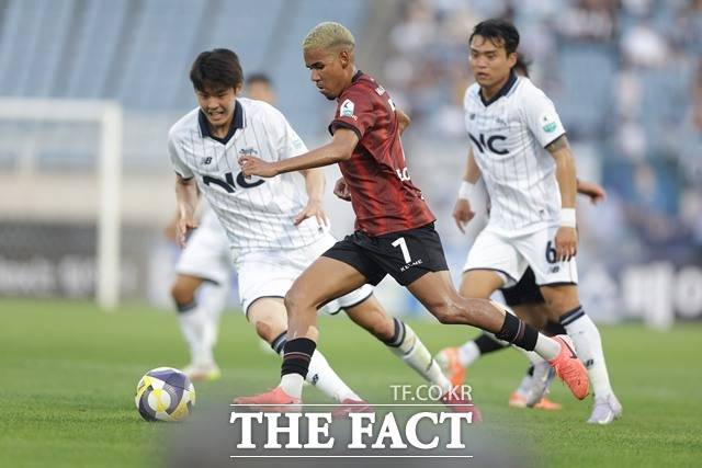 플레이오프 경쟁을 펼치는 부천과 서울이랜드는 20일 맞대결을 통해 '승점 6점짜리' 경기를 펼친다./K리그