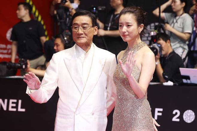 배우 양가휘, 한효주가 17일 부산 해운대구 영화의전당에서 제30회 부산국제영화제(BIFF) 개막식 포토월에 참석하기 위해 레드카펫을 밟고 있다. 연합뉴스