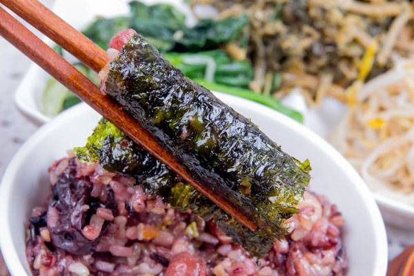 김과 시금치를 함께 먹으면 서로의 영양 흡수를 방해해 오히려 건강에 실이 될 수도 있다./사진=클립아트코리아