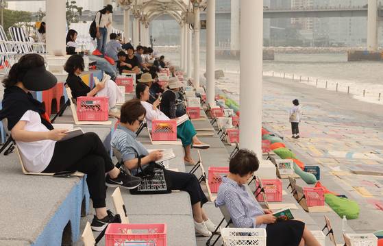 부산시와 부산문화재단이 지난 6월 주최하는 ‘2025 부산바다도서관(Bibliotheca Busan)’ 행사 모습. 송봉근 기자.