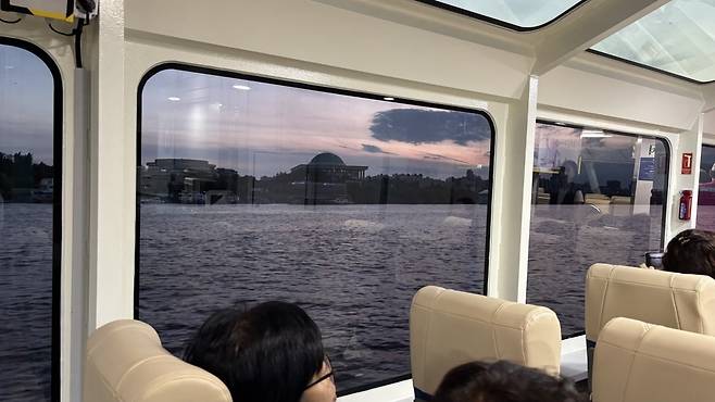 한강버스 창문 너머로 보이는 국회의사당