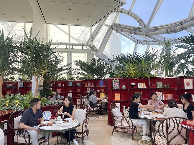 Interior of Le Cafe Louis Vuitton (Hong Yoo/The Korea Herald)