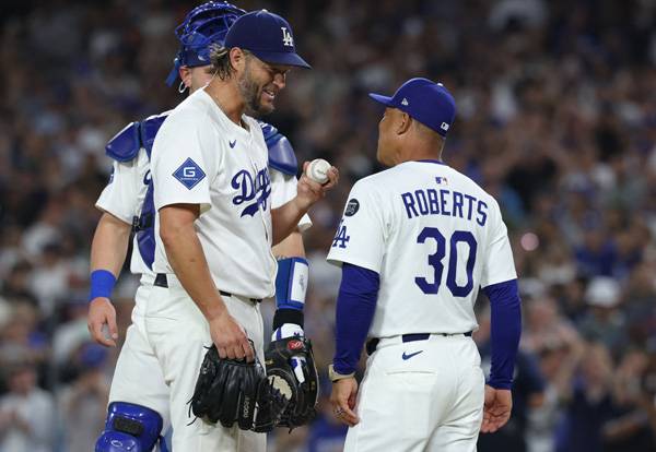 로버츠 감독이 커쇼를 내리기전 대화를 나누고 있다. 사진= Kiyoshi Mio-Imagn Images= 연합뉴스 제공