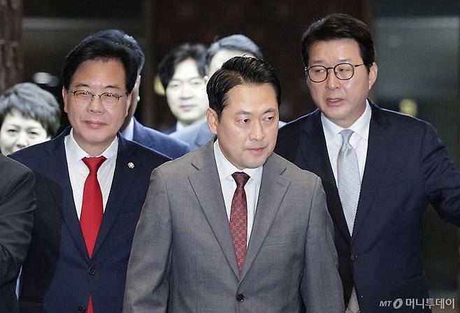 (서울=뉴스1) 신웅수 기자 = 장동혁 국민의힘 대표와 송언석 원내대표가 19일 오전 서울 여의도 국회에서 열린 의원총회에 참석하고 있다. 2025.9.19/뉴스1 Copyright (C) 뉴스1. All rights reserved. 무단 전재 및 재배포, AI학습 이용 금지. /사진=(서울=뉴스1) 신웅수 기자