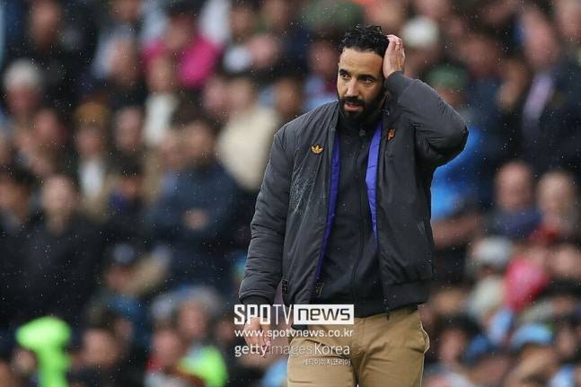 ▲ 맨체스터 유나이티드 후벵 아모림 감독이 역대급 망언을 했다. 일단 최악의 성적에도 구단 고위층은 아모림 감독을 지지하고 있지만, 정작 스스로 흔들리고 있다. 이제는 교황조차 자신의 전술을 못 바꾼다고 으름장을 놓기 시작했다.