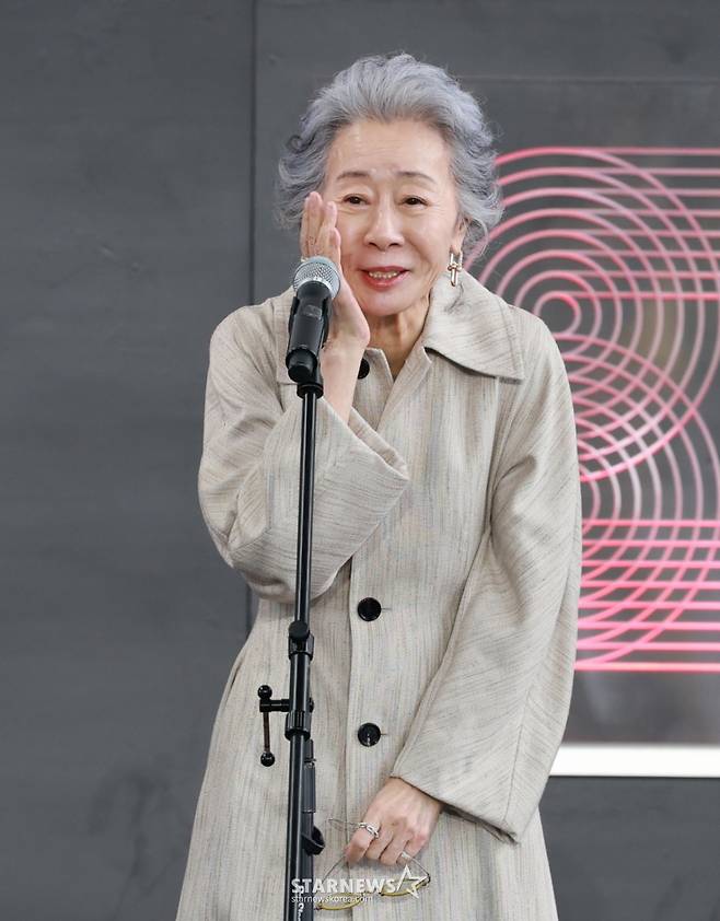 (부산=뉴스1) 권현진 기자 = 배우 윤여정이 19일 오후 부산광역시 해운대구 영화의 전당에서 열린 '제30회 부산국제영화제(BIFF)' '결혼피로연' 야외무대인사에 참석해 인사를 전하고 있다. 2025.9.19/뉴스1 Copyright (C) 뉴스1. All rights reserved. 무단 전재 및 재배포, AI학습 이용 금지. /사진=(부산=뉴스1) 권현진 기자