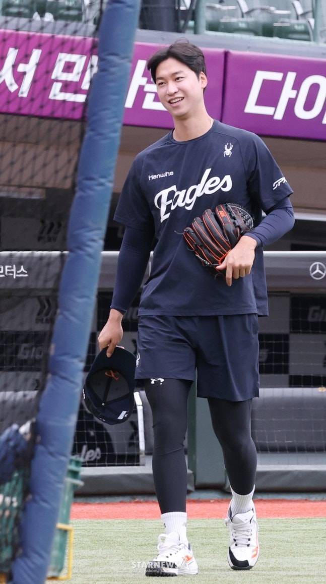 한화 엄상백이 미소짓고 있다. /사진=김진경 대기자