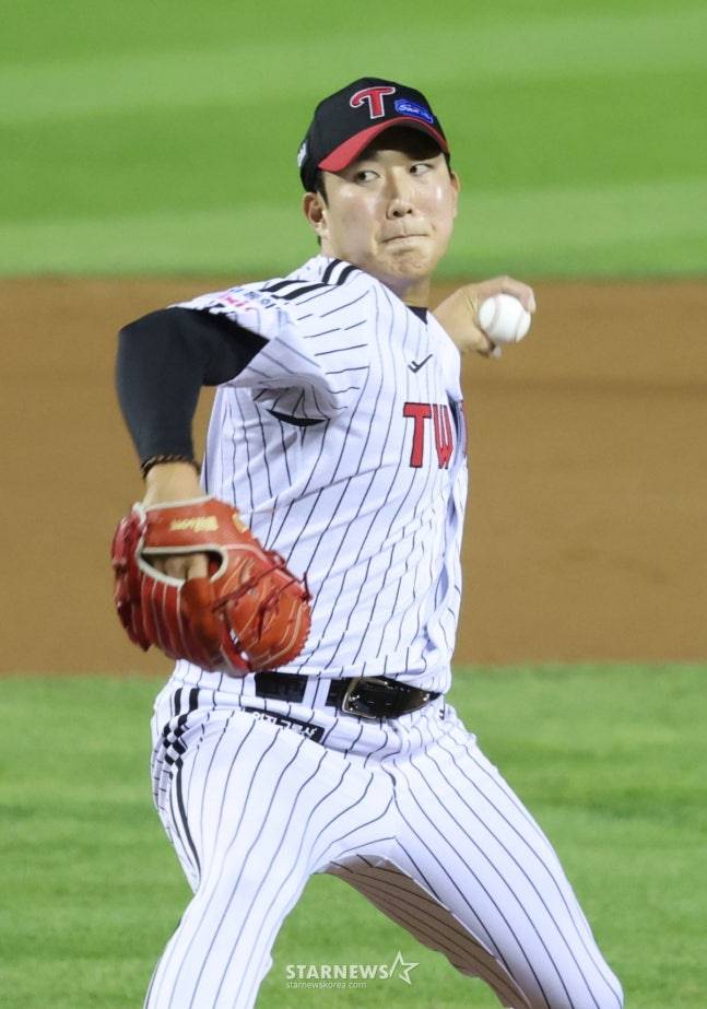 2025 신한 SOL Bank KBO리그 LG 트윈스 대 삼성 라이온즈 경기가 20일 서울 잠실야구장에서 열렸다. LG 손주영이 역투하고 있다. /사진=김진경 대기자