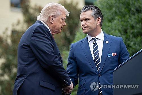 트럼프와 헤그세스 (알링턴 <미국 버지니아주> 게티이미지 AFP=연합뉴스 자료사진) 2025년 9월 11일 미국 버지니아주 알링턴 소재 국방부 청사에서 열린 9·11 테러 24주년 행사에 참석한 도널드 트럼프 미국 대통령과 피트 헤그세스 미국 국방장관이 악수하고 있다. (Photo by WIN MCNAMEE / GETTY IMAGES NORTH AMERICA / Getty Images via AFP) 2025.9.20.