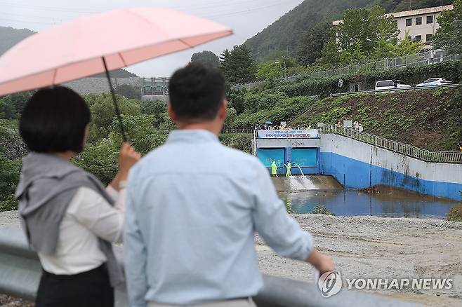 도암댐 비상 방류 지켜보는 시민들 (강릉=연합뉴스) 류호준 기자 = 20일 강원 강릉시 성산면 남대천 상류에서 시민들이 도암댐 비상 방류를 지켜보고 있다.
도암댐 방류는 2001년 수질 문제 등으로 중단된 이후 24년 만이다. 2025.9.20 ryu@yna.co.kr
