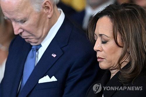 바이든과 해리스 (워싱턴DC 로이터=연합뉴스 자료사진) 2025년 1월 20일 임기만료로 퇴임한 조 바이든(왼쪽) 전 미국 대통령과 카멀라 해리스(오른쪽) 전 미국 부통령이 미국 수도 워싱턴DC의 연방의회 의사당에서 열린 도널드 트럼프 대통령의 취임 선서 행사에 참석한 모습. (SAUL LOEB/Pool via REUTERS/File Photo) 2025.9.20.