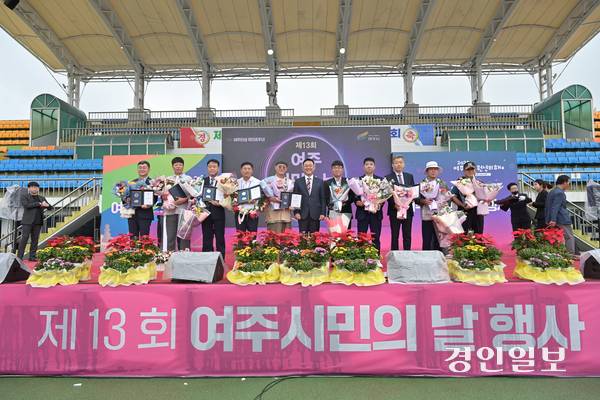 ‘제13회 여주시민의 날’ 기념식에서 각 분야 유공자들이 시상을 받은 후 무대에서 기념촬영을 하고 있다. 2025.9.20 여주/양동민기자 coa007@kyeongin.com