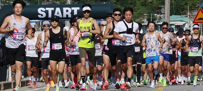 ▲ 21일 인천 강화군 함상공원 일대에서 열린 '제25회 강화해변마라톤대회' 참가자들이 가을 바람을 맞으며 외포리 해안도로를 질주하고 있다. /양진수 기자 photosmith@incheonilbo.com