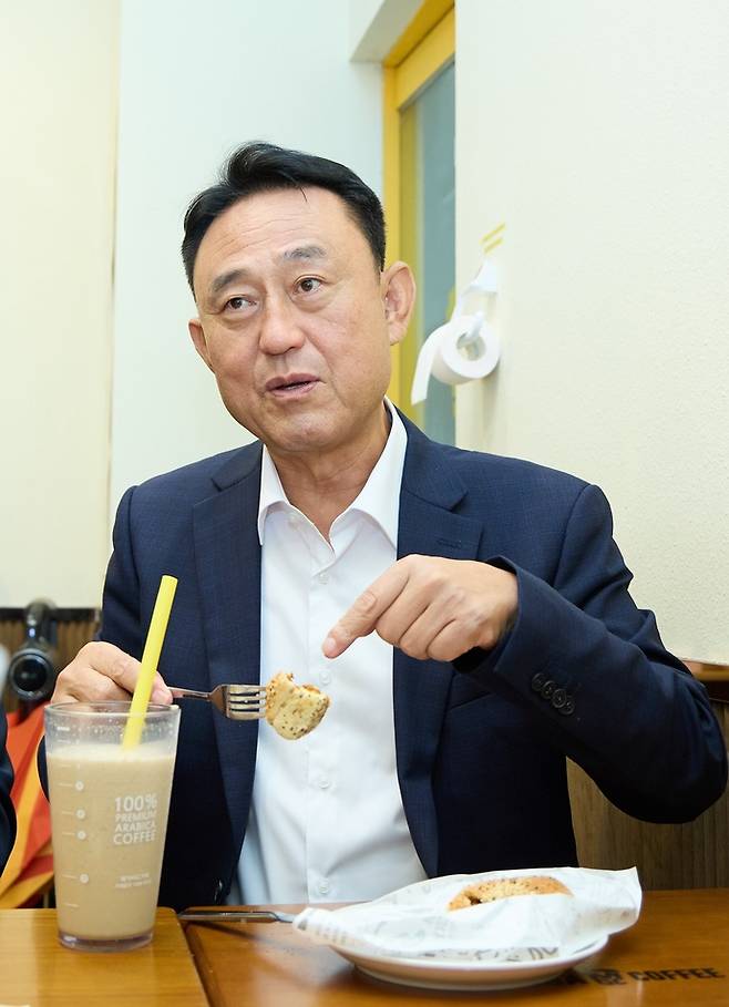 이충우 여주시장이 메가MGC커피에서 전국 3천800여 개 매장에 동시 출시·판매하고 있는 여주 쌀로 만든 '누룽누룽 바삭프라페'와 '매콤 비빔 주먹빵'을 맛보고 있다. 사진=여주시청