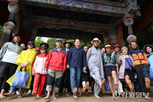 20일 평창 월정사 전나무 숲길에서 열린 2025 오대산 전나무 숲길 맨발 힐링 트래킹에서 퇴우 정념 주지스님, 박진오 강원일보 사장, 박동창 맨발걷기국민운동본부 회장과 참가자들이 맨발로 걸으며 자연과 하나되는 치유의 시간을 갖고 있다. 신세희기자