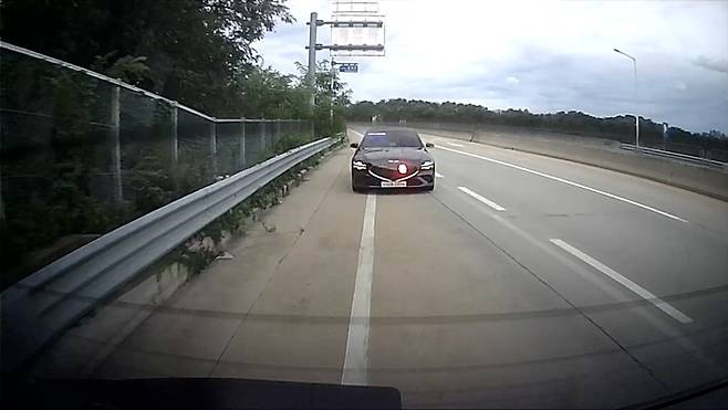 지난 19일 오전 경북경찰청 소속 암행순찰차가 위반 차량을 적발한 후 정차시키고 있다.<독자제공>