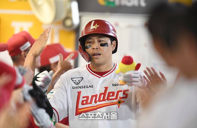 SSG 한유섬이 8일 인천 SSG랜더스필드에서 열린 2025 KBO리그 KT와 경기 6회말 무사1루 우중월 홈런을 날린 후 동료들의 축하를 받고 있다. 문학 | 최승섭기자 thunder@sportsseoul.com