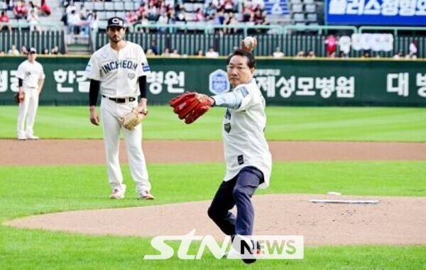 유정복 인천시장이 '랜딩데이'행사에서 시구를 던지고 있다/사진=인천시