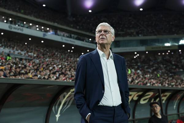 14일 서울 마포구 상암월드컵경기장에서 공격수 출신 선수들이 주가 된 FC 스피어와 수비수 출신 선수들이 주가 된 실드 유나이티드와의 경기가 펼쳐지고 있다. 스피어 팀의 아르센 벵거 감독이 경기장을 바라보고 있다. /사진=넥슨 제공