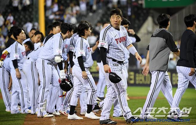 20일 잠실구장에서 열린 LG 트윈스와 삼성 라이온즈의 경기. 패한 LG 선수들이 아쉬워하고 있다. 잠실=박재만 기자 pjm@sportschosun.com/2025.09.20/