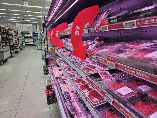 대형마트 휴무일? 이마트·롯데마트·홈플러스·코스트코 ‘할인의 맛’= 이마트가 절인배추 사전예약을, 롯데마트는 오는 24일까지 '초절약 쇼핑대전'을, 홈플러스는 홈플 히트상품 위크' 2주차 행사를 진행한다. 또한 이번 주는 올해 추석이 최장 10일 간의 장기연휴로 보낼 수 있게 되면서 추석 선물 수요가 사전예약에 집중될 것으로 보인다. ©bnt뉴스: 대형마트 휴무일? 이마트·롯데마트·홈플러스‧코스트코 등 마트 휴일, 쉬는날