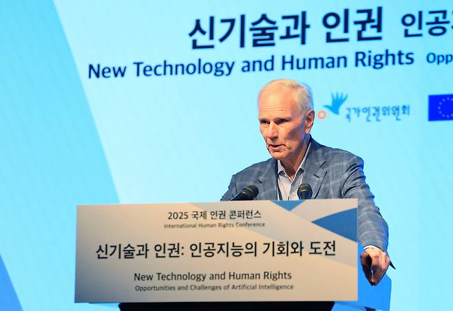 지난 16일 서울 중구 웨스틴 조선에서 2025 국제 인권 콘퍼런스가 열린 가운데 필립 알스톤 전 유엔 빈곤과 인권 특별보고관이 기조연설을 하고 있다. /장경식 기자