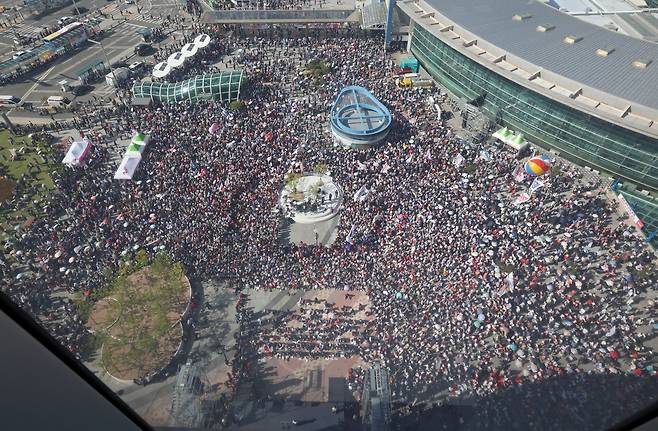 국민의힘이 정부의 야당탄압과 독재정치를 규탄하며 21일 오후 대구 동대구역 광장에서 5년 8개월 만의 장외투쟁에 나서 지지자들로 인산인해를 이루고 있다. 국민의힘이 장외투쟁에 나서는 것은 자유한국당 시절인 2020년 1월 규탄 집회 이후 5년 8개월만이다./20250921 김동환 기자