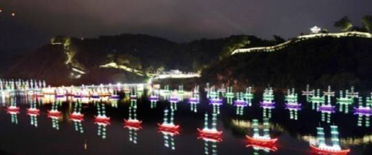 공주 백제문화제 기간 동안 금강에서는 부교가 설치되고 유등행사가 열린다. 이 행사를 우해 공산성 주변 수심의 확보가 필요하다. 연합뉴스