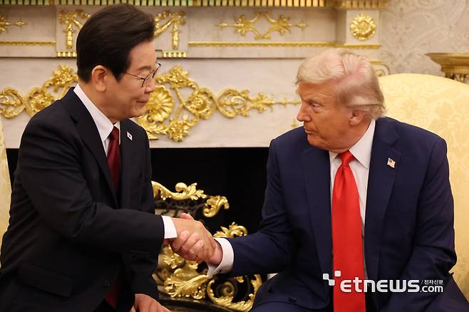 이재명 대통령과 도널드 트럼프 미국 대통령이 25일(현지시간) 미국 워싱턴DC 백악관에서 정상회담을 하며 악수하고 있다. 연합뉴스
