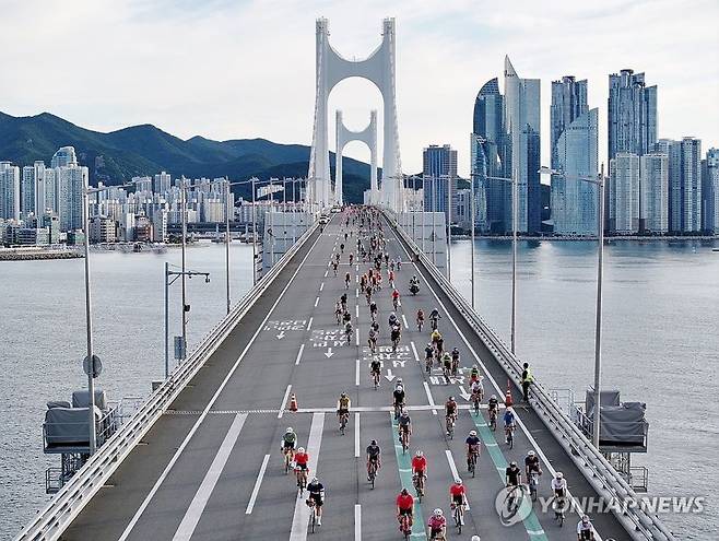 21일 오전 '2025 세븐브릿지 투어'에 참가자들이 부산 광안대교 위를 달리고 있다. 연합뉴스 제공