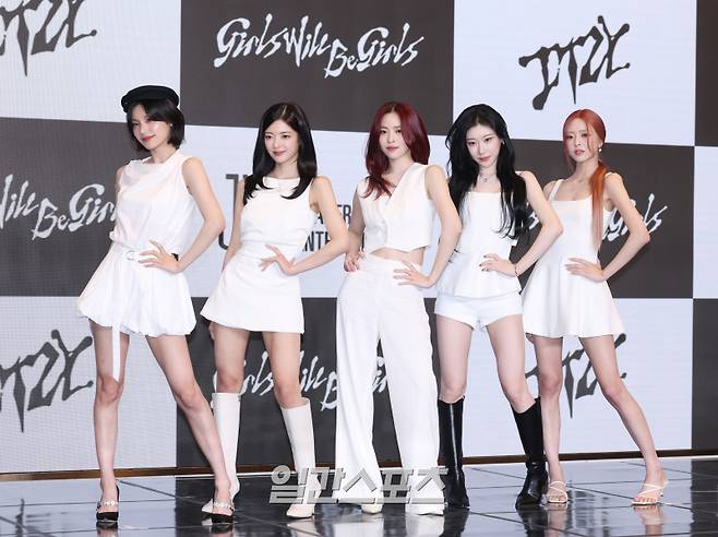 그룹 있지 예지, 리아, 류진, 채령, 유나가 9일 오후 서울 송파구 소피텔 앰배서더 서울에서 열린 새 미니 앨범 'Girls Will Be Girls(걸스 윌 비 걸스' 발매 기념 기자간담회에 참석해 포토타임을 갖고 있다. 이번 앨범에는 타이틀곡 ‘걸스 윌 비 걸스’(Girls Will Be Girls)를 비롯해 ‘키스 앤 텔(Kiss & Tell), ’락드 앤 로디드‘(Locked N Loaded), ’프라미스‘(Promise), ’워크‘(Walk) 등 총 5곡이 수록됐다. 서병수 기자 qudtn@edaily.co.kr /2025.06.09/
