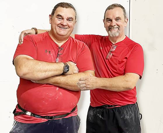 마운자로 처방 전(왼쪽)과 마운자로 처방 6개월 차의 모습. 사진 유튜브 FatOldClimber 캡처